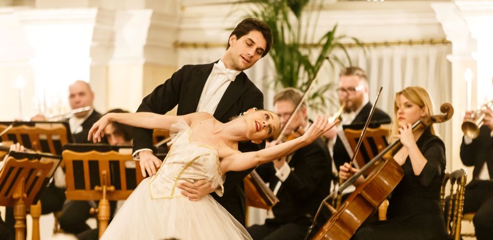 Vienna: Strauss & Mozart Christmas Concert at Kursalon Wien - Festive Viennese Ambiance