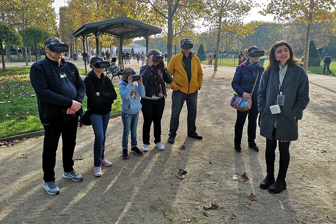 Virtual Reality Guided Tour at the Eiffel Tower - Professional Guide Expertise