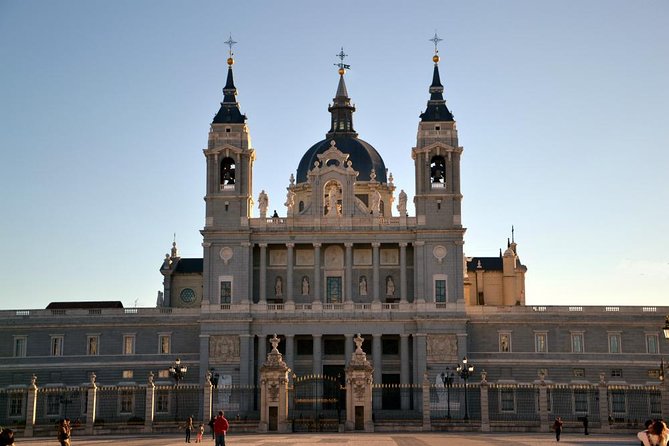 Walking Tour Madrid Old Town: Secret Spots and Hidden Gems - Navigating the Charming Old Town Streets