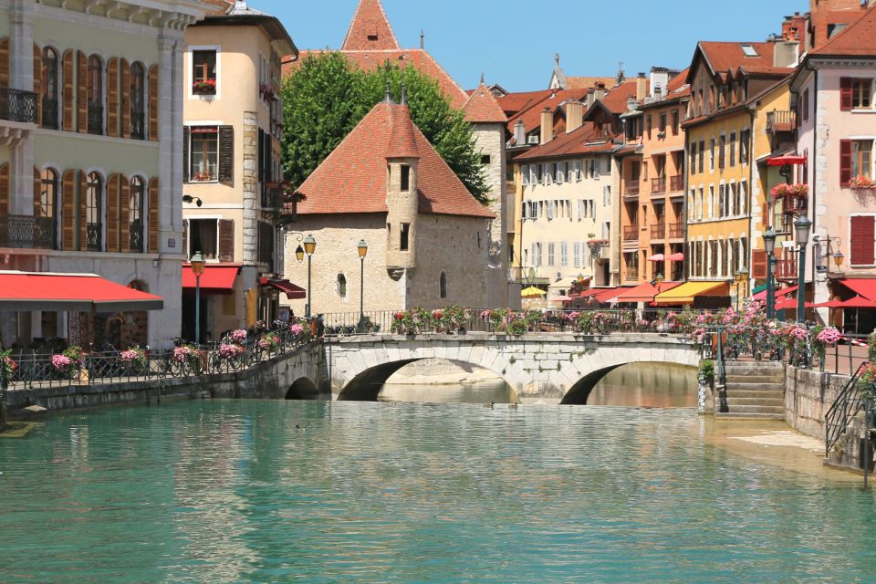 Annecy: First Discovery Walk and Reading Walking Tour - Discovering Annecys Attractions