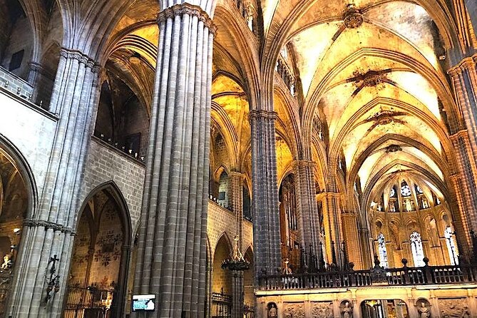 Barcelona in a Day Tour: Sagrada Familia, Park Guell & Old Town - Gothic and Jewish Quarter Exploration