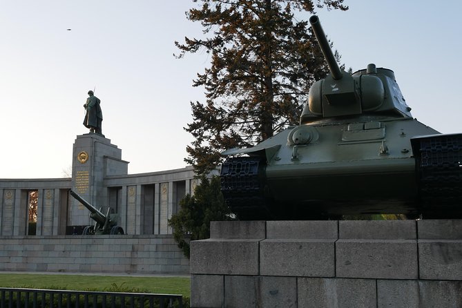 Berlin Highlights Private Guided Walking Tour - Visiting Checkpoint Charlie