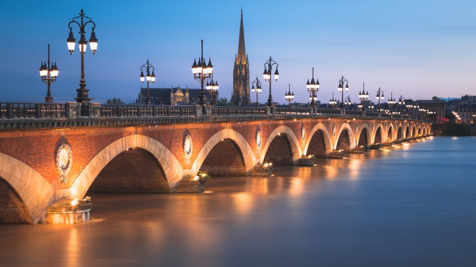 Bordeaux: City Exploration Game and Tour on Your Phone - Monuments and Quizzes