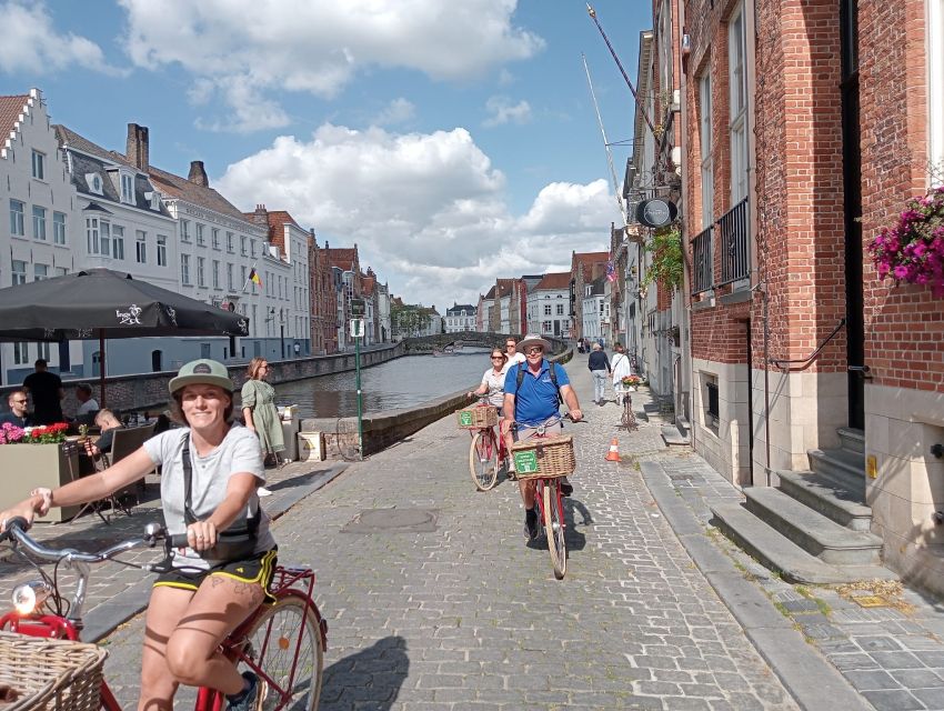 Bruges: Guided Retro Bike Tour of Highlights and Hidden Gems - Exploring Cobblestone Streets