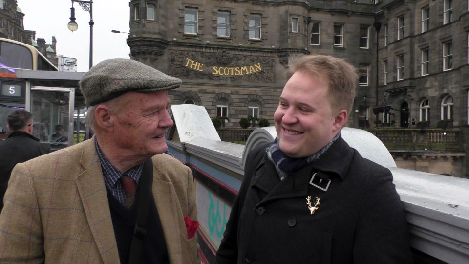 Edinburgh: City Highlights Private Guided Walking Tour - Strolling Through Grassmarket