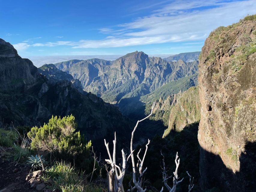 Exclusive Sunrise Hike: Pico Areeiro-Pico Ruivo DroneFootage - Immersive Madeira Landscapes