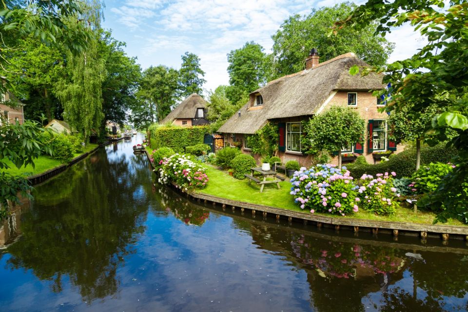 From Amsterdam: Giethoorn Guided Walking Tour and Boat Ride - Luxury Coach Transportation