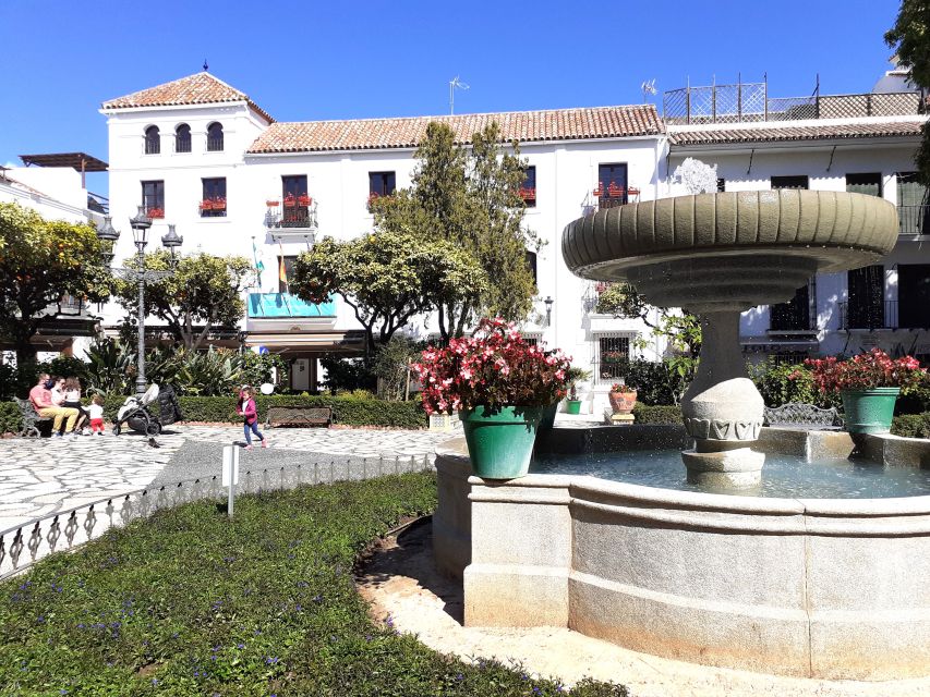 From Marbella: Guided Private Trip to Gibraltar and Estepona - Street Statues and Graffiti