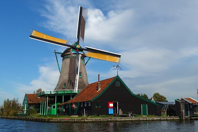 Giethoorn Private Day Tour With Canal Cruise and Windmills From Amsterdam - Visit Iconic Windmills