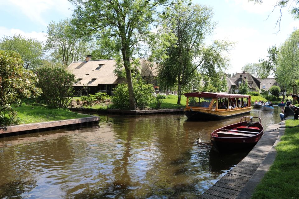 Giethoorn: Private Guided Canal Cruise With Coffee and Tea - Navigating the Canals