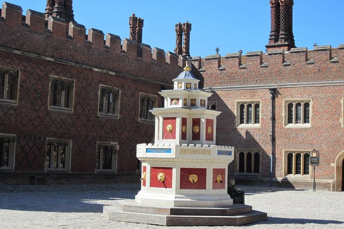 Hampton Court Palace 3hr Tour: Henry VIIIS & William IIIS Intriguing Palaces - History and Hauntings of the Palaces