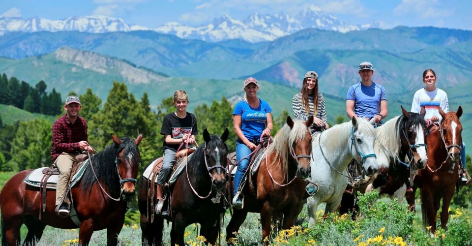 Jackson Signature 1/2 Day Ride Horseback Tour With Lunch - Group Size