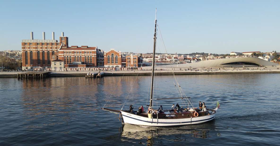 Lisbon: Sunset Tour Aboard a 1949 Traditional Boat - Refreshments and Amenities