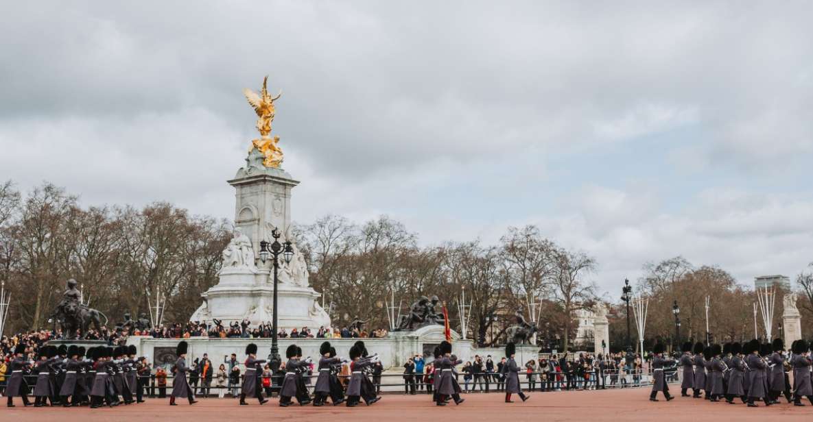 London: Royal History Walk Self Guided Tour - Changing of the Guard Schedule