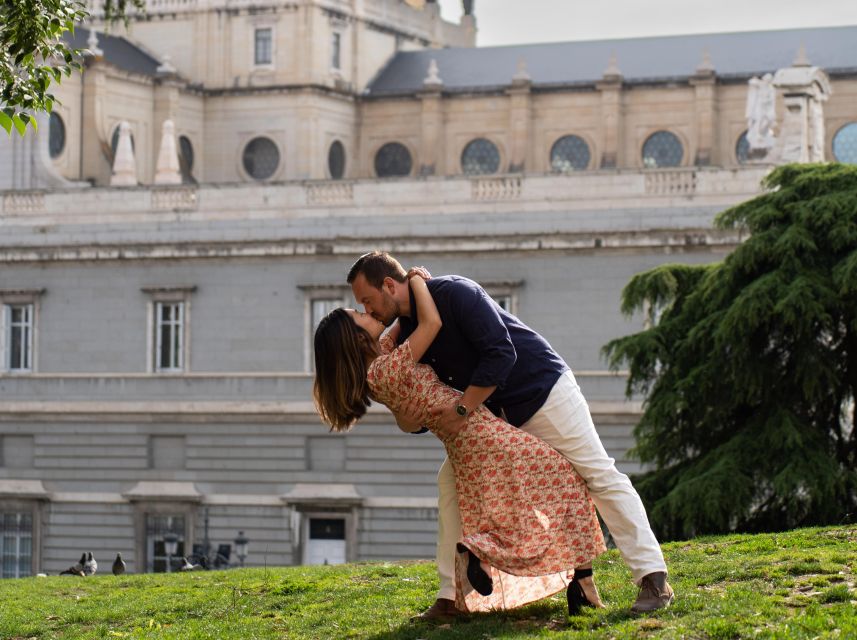 Madrid: Romantic Photoshoot for Couples - Meeting Point and Duration