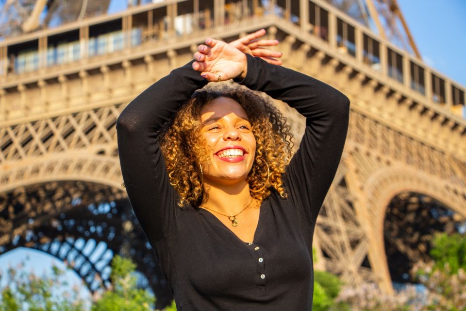 Paris: Private Photoshoot at the Eiffel Tower - Capturing the Eiffel Tower