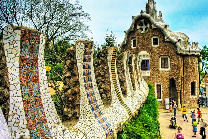 Park Guell & Sagrada Familia Private Tour With Hotel Pick-Up - Accessibility and Accommodation
