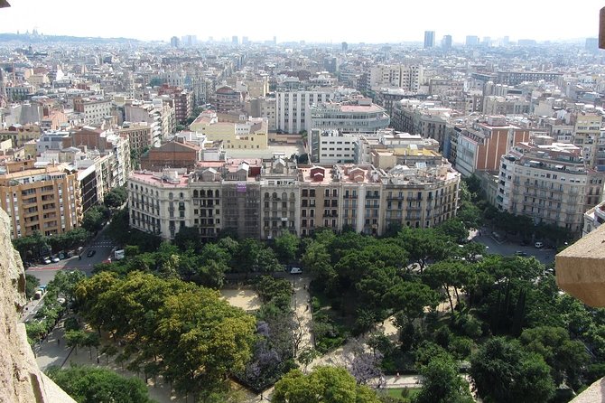 Sagrada Familia Fast Track Guided Tour With Towers Access - Tour Inclusions and Exclusions