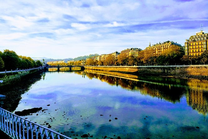 San Sebastian Walking Tour With Pintxos and Drink - Experiencing Local Pintxos and Drinks