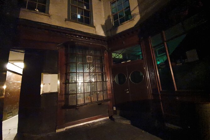 The Alleyways And Shadows Old City London Ghost Walk - Public Transportation and Surface Conditions