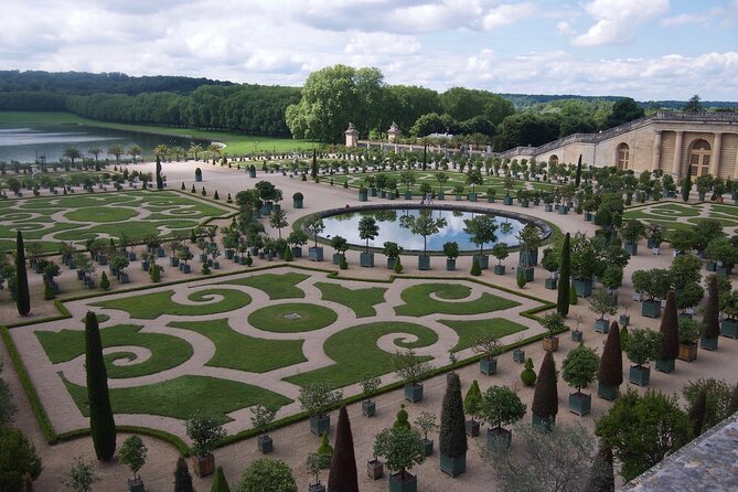 Versailles Full-Day Saver Tour: Palace, Gardens, and Estate of Marie Antoinette - Strolling the Gardens