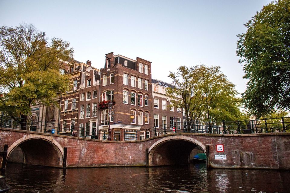 Amsterdam: Evening Canal Cruise With Pizza and Drinks - Perfect for Families, Friends, and Couples