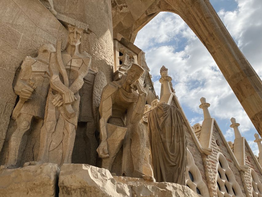 Barcelona: Gothic Quarter and Sagrada Familia Private Tour - Tour Inclusions