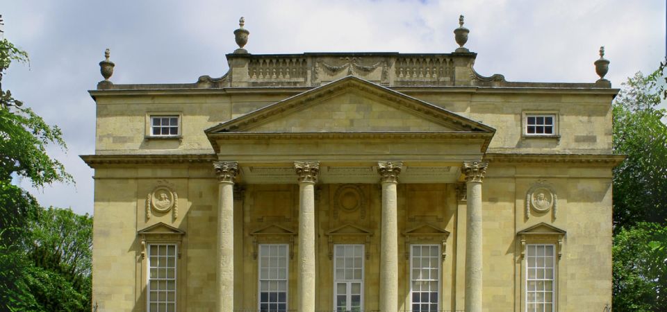 Bath : 2 Hour Historic Walking Tour With An App - Admiring Bath Abbey