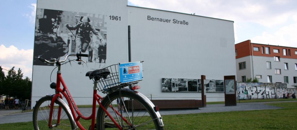 Berlin: Guided Bike Tour of the Berlin Wall and Third Reich - Language Availability