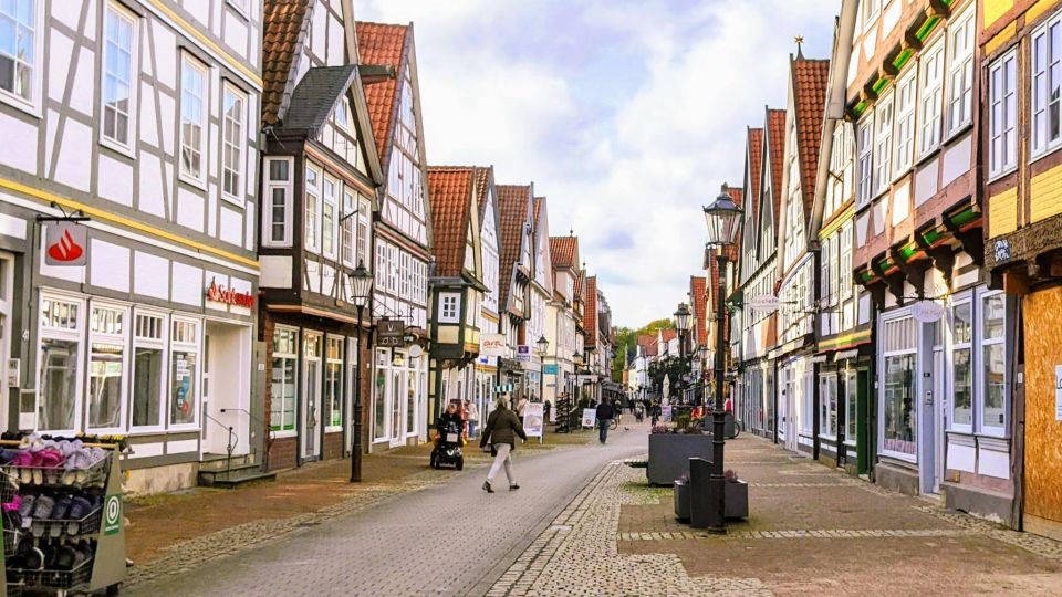 Celle: Romantic Old Town Self-guided Discovery Tour - Navigating the Tour