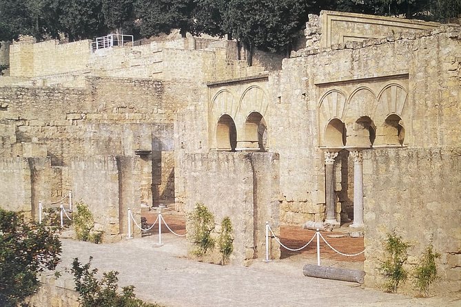 Guided Tour of Medina Azahara in Spanish With Bus. Official Guides - Museum and Virtual Reality Projection