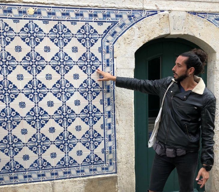 Lisbon: Walking Tour With a Local Guide - Scenic Viewpoints and Moorish Architecture