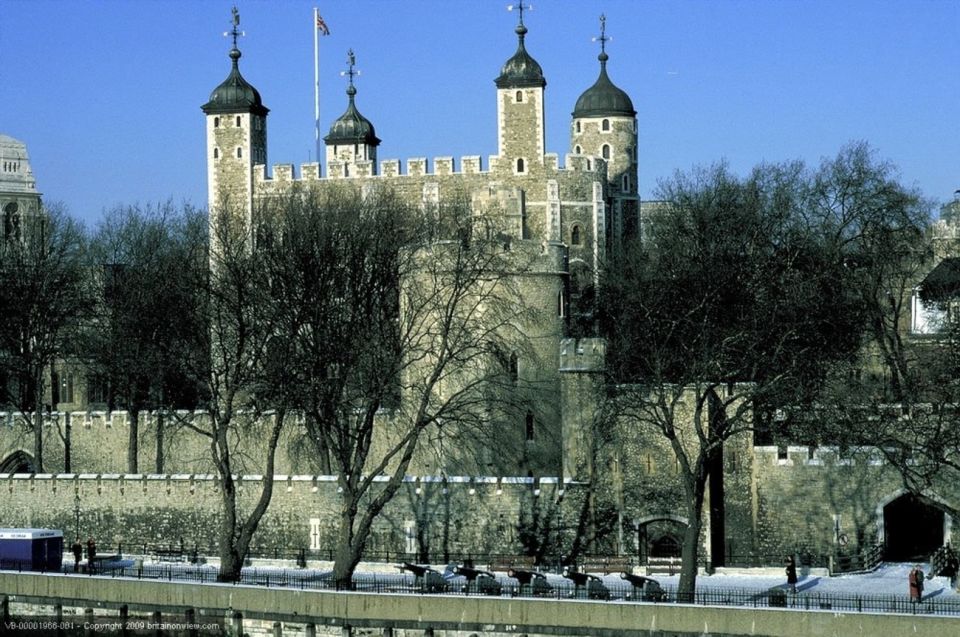 London: Sights and Sounds of Christmas Guided Half-Day Tour - Historic Tower of London