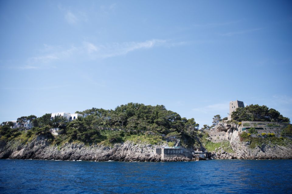 Positano: Amalfi Coast Boat Tour With Fishing Village Visit - Onboard Amenities and Inclusions