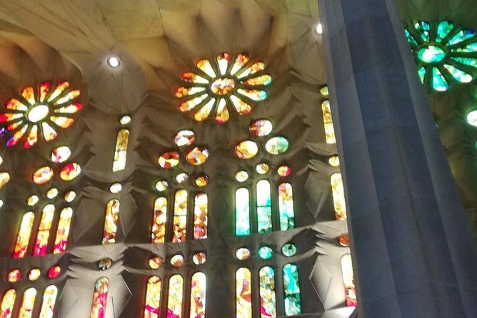 Sagrada Familia Small Group Tour With Skip the Line Ticket - Accessibility and Transportation Options