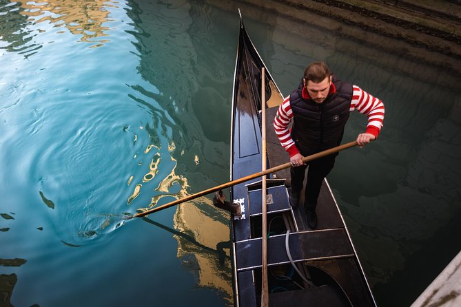 Venice: Grand Canal by Gondola With Live Commentary - Duration and Cancellation Policy