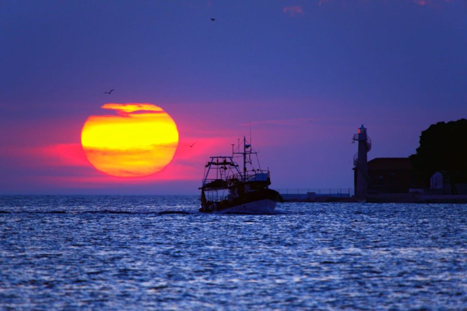 Zadar: Sunset & Night Cruise With Sparkling Wine - Knowledgeable Captain and Insights