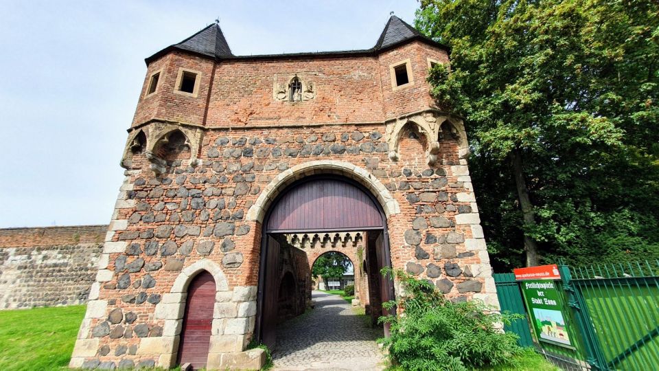 Zons: Self-guided Middle Ages Discovery Tour at Feste Zons - Engaging Tasks and Riddles