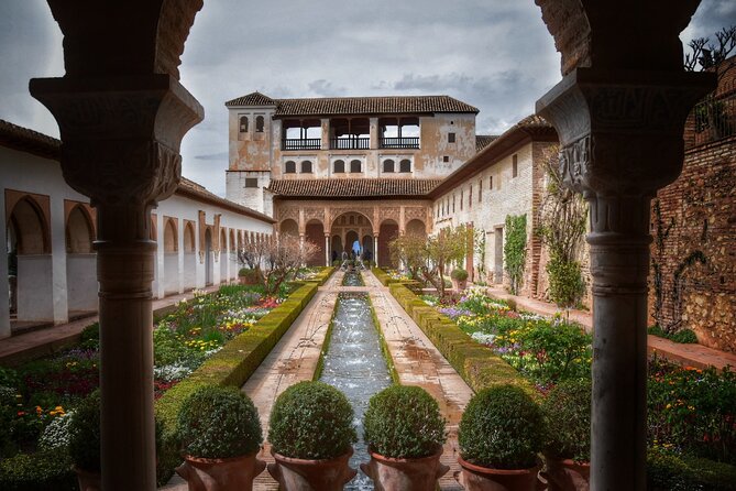 Alhambra Private Tour & Nazaries Palaces From Seville With Pickup - Tapas Lunch in Albaycin