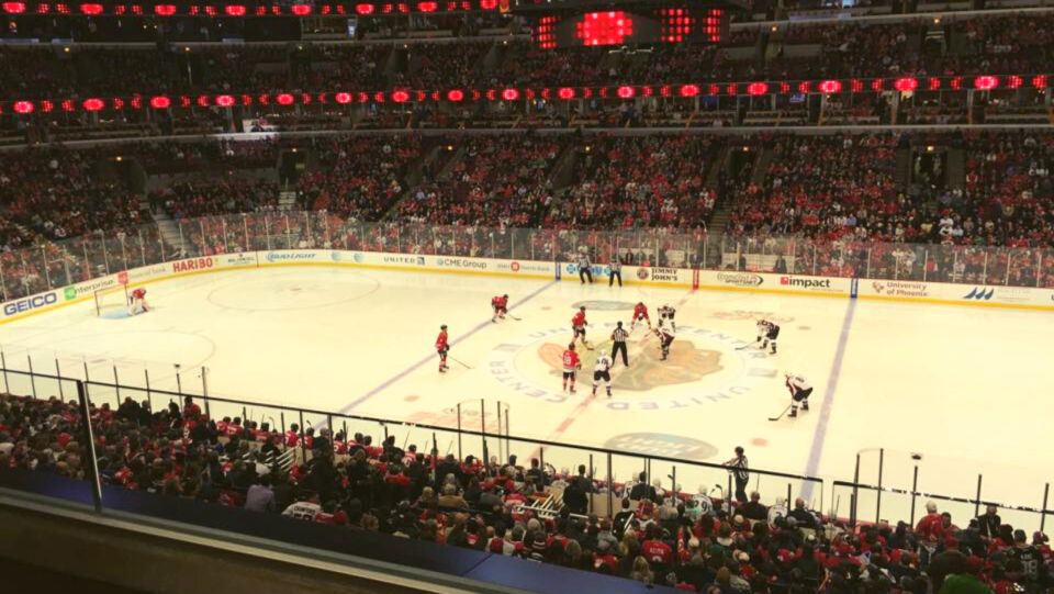 Chicago: Chicago Blackhawks NHL Game Ticket at United Center - Convenient Mobile Ticketing