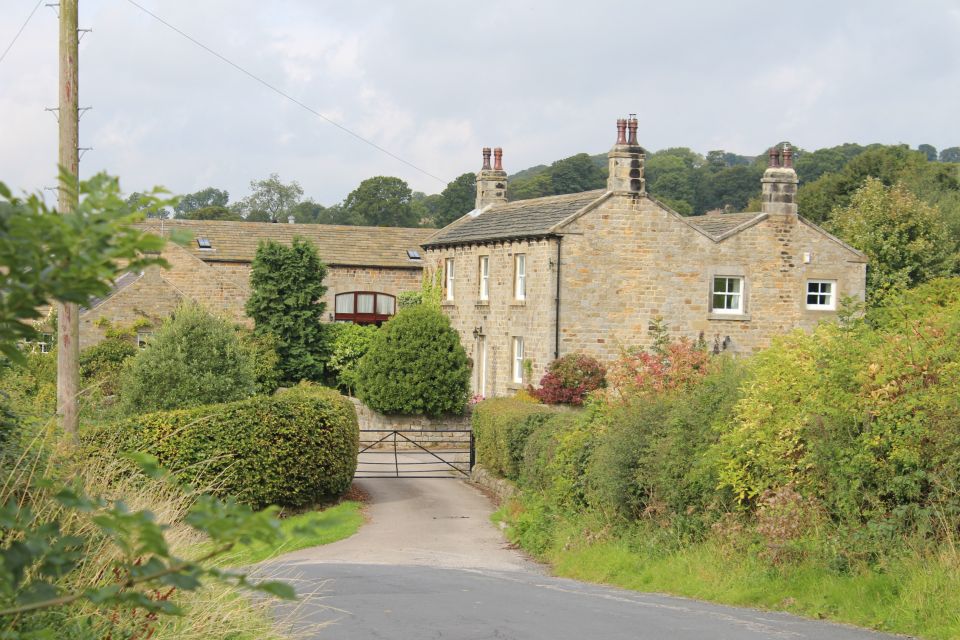 From Leeds: Yorkshire Dales Emmerdale Locations Bus Tour - The Original Emmerdale Farm