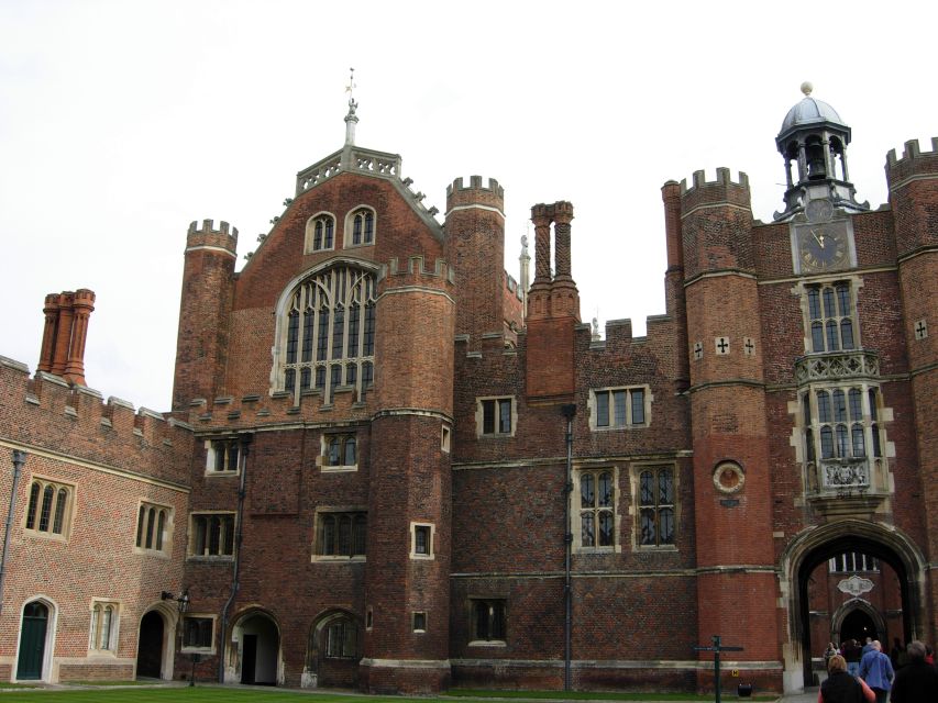 London: Hampton Court Private Guided Tour - Tour Language Accessibility