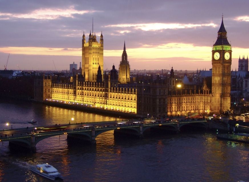 London: Sights and Sounds of Christmas Guided Half-Day Tour - Trafalgar Square Experience