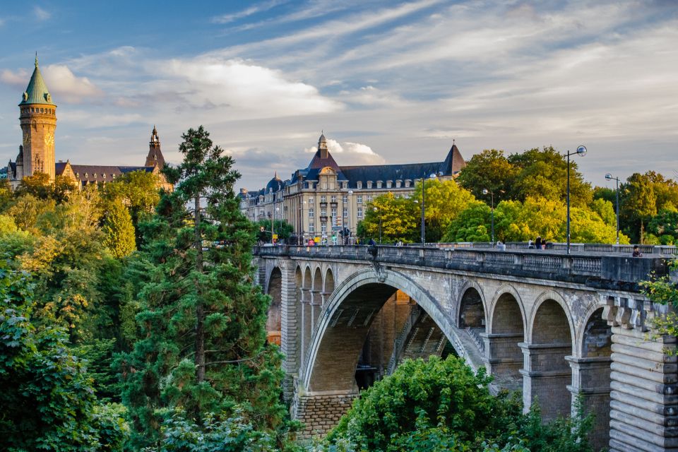 Luxembourg: First Discovery Walk and Reading Walking Tour - Group Size Requirement