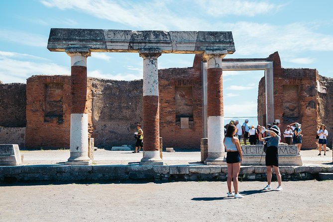 Pompeii 3 Hours Walking Tour Led by an Archaeologist - Getting to the Tour