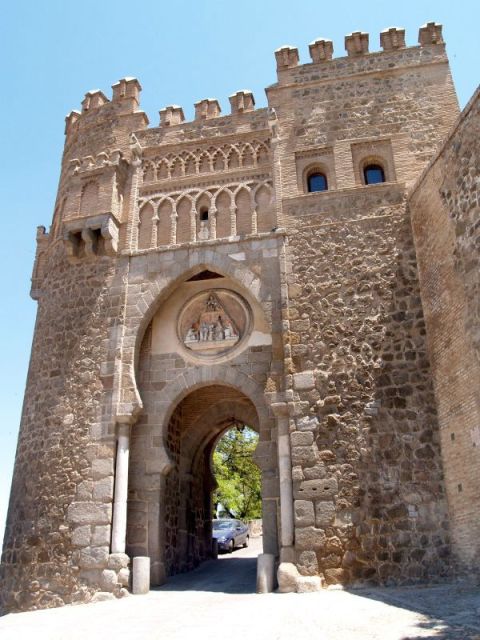 Toledo: Private Monuments Walking Tour With Monument Entry - Pricing and Group Size