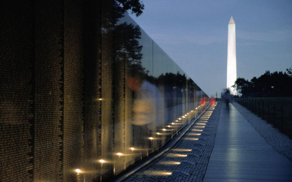 Washington DC: Small-Group 3-Hour Night Tour - Professional Guides and Service