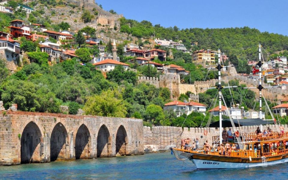 Alanya Relax Coastal Boat Trip With Lunch & Swimming - Key Points