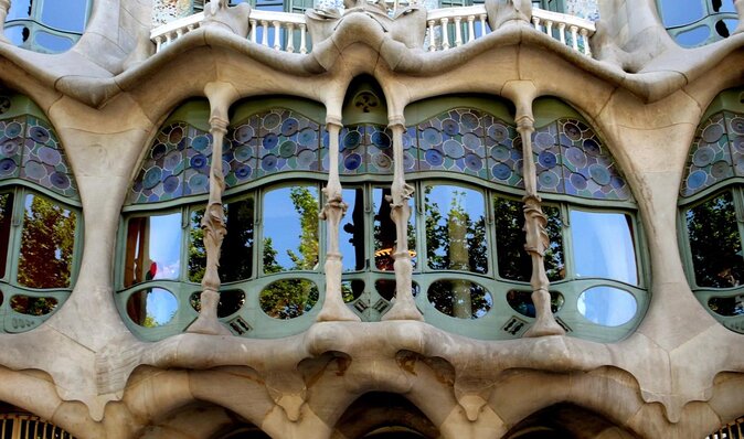 Barcelona Architecture Walking Tour With Casa Batllo Upgrade - Key Points