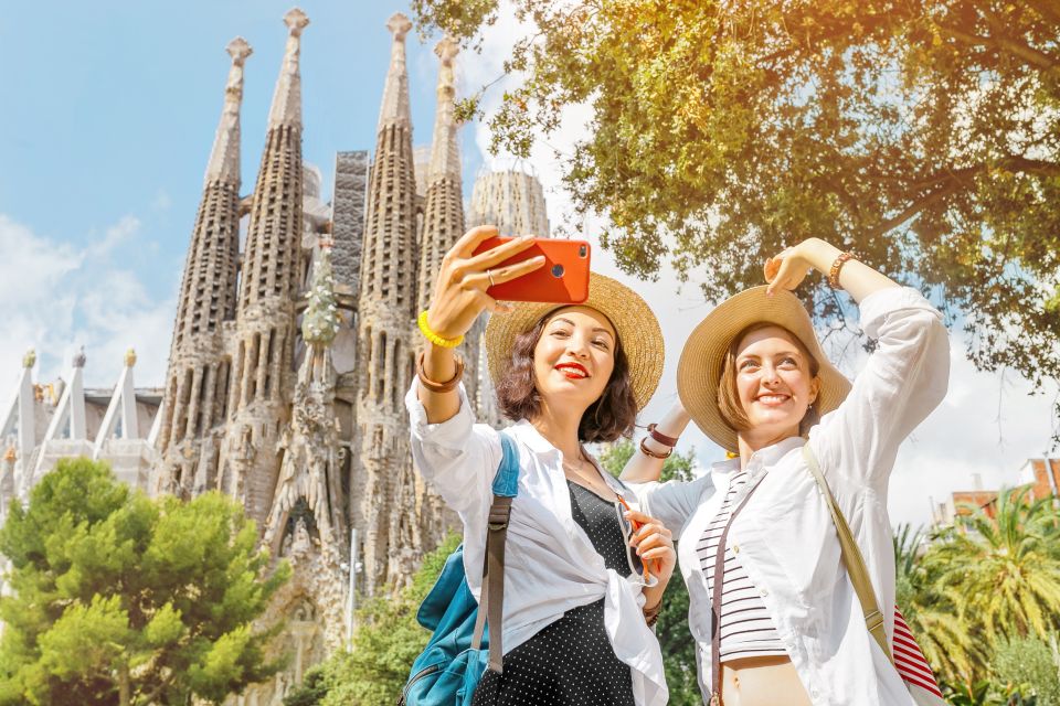 Barcelona: Private 2-Hour Sagrada Familia Tour for Seniors - Key Points